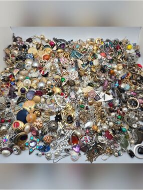 550+ Single Earrings Lot 4.1 lbs Bulk Jewelry Odd Pieces Craft DIY Upcycle